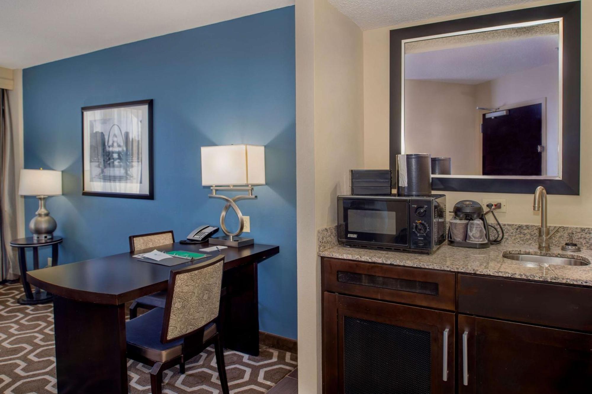 Embassy Suites By Hilton St Louis Airport Bridgeton Εξωτερικό φωτογραφία